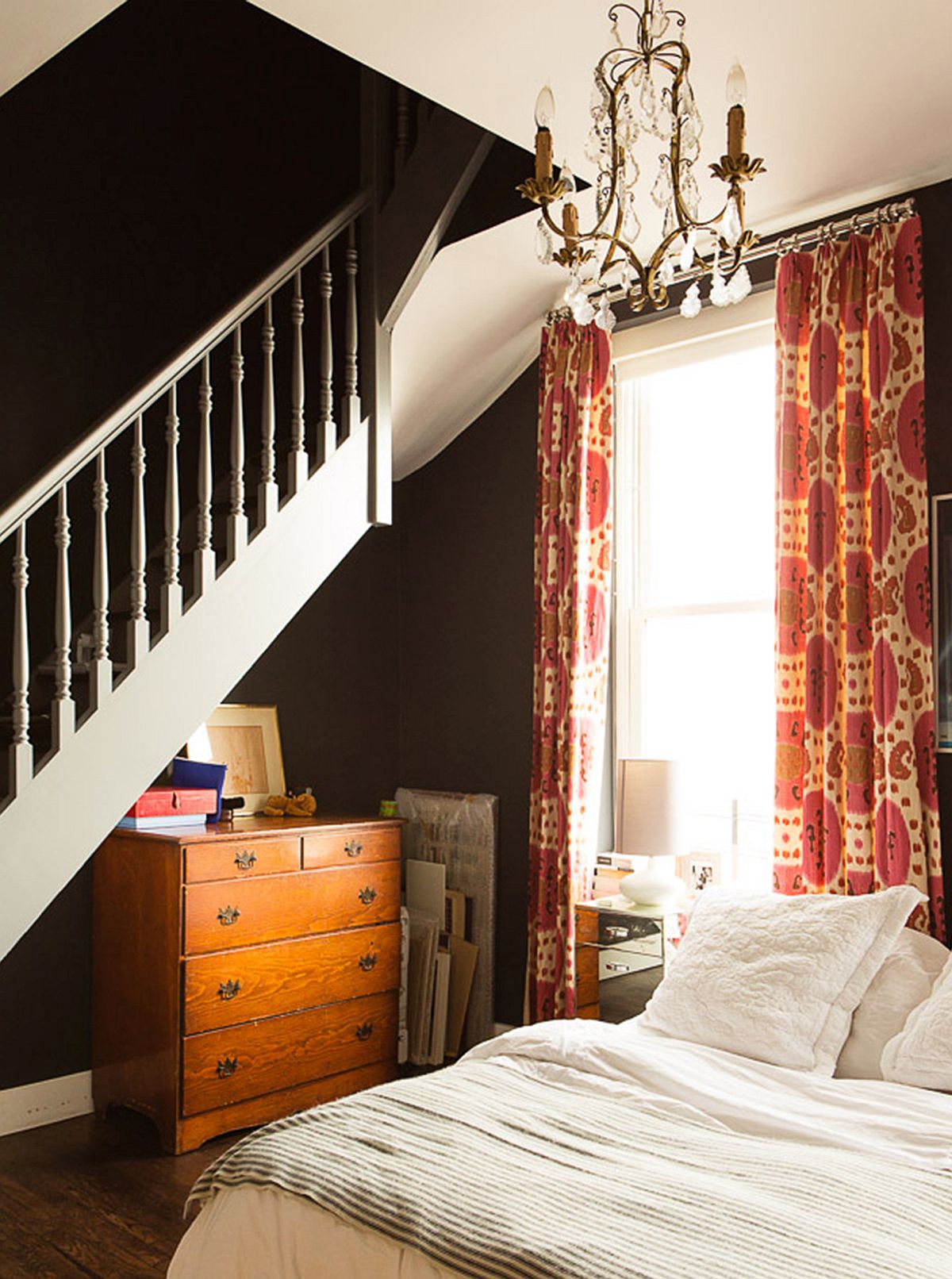 Modern and vintage elements shape a fabulous bedroom inside the Brooklyn Heights Loft