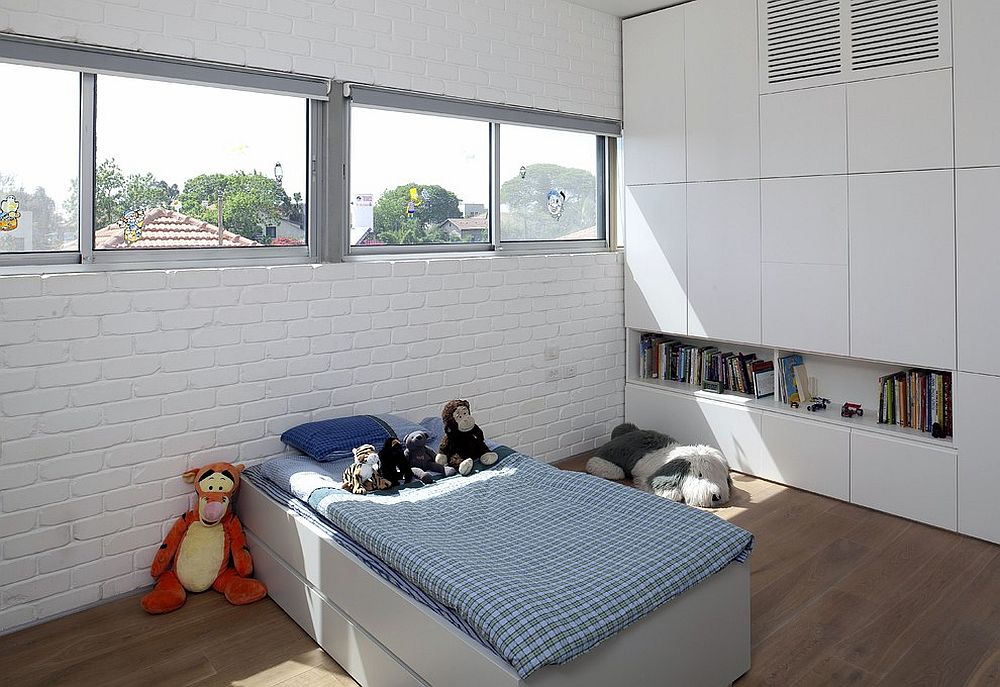 Modern kids' room with whitewashed brick wall [Design: Sharon Neuman Architects]