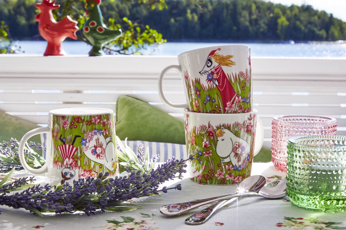 The Moomin summer mug 2016 - Midsummer. Inspired by her love of animals, nature and the changing seasons, Tove Jansson (1914-2001) charted the adventures of the tightly knit Moomin family and their eclectic assemblage of friends, in her renowned books and comic strips. Arabia's popular Moomin tableware pieces feature original Moomin drawings by Tove and Lars Jansson (Tove’s younger brother). The drawings are transferred to mugs, bowls and plates by illustrator Tove Slotte-Elevand, with each carefully chosen image scaled to fit accordingly.