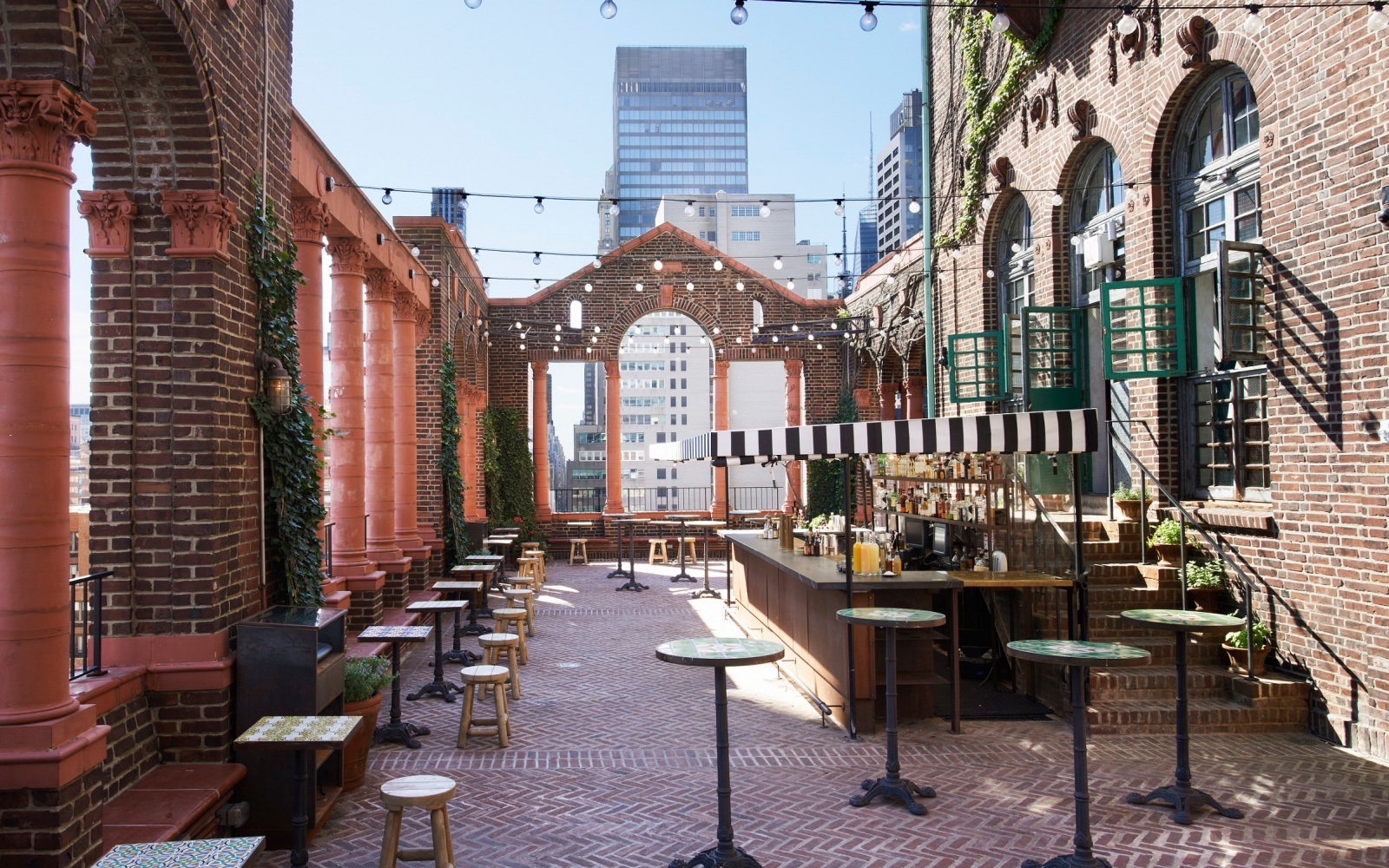 The rooftop lounge at Pod 39. Image via Travel+Leisure © 2016 Time Inc.