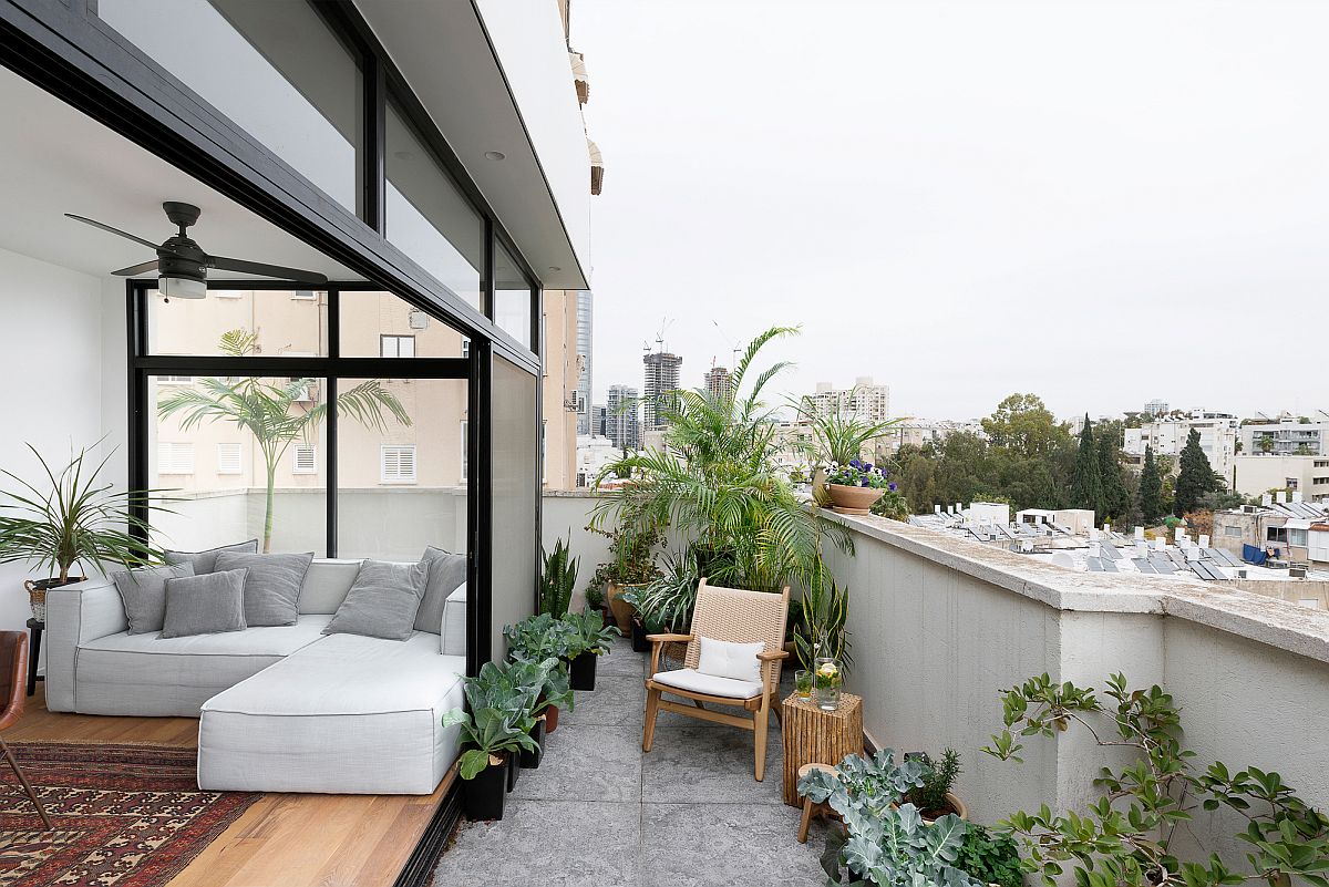 Rooftop level garden and living zone that acts as hosting area for guests