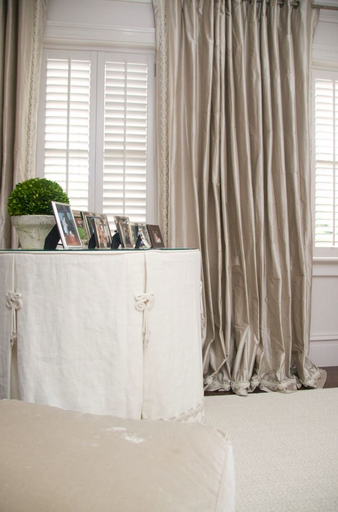 Round tablecloth for a display table