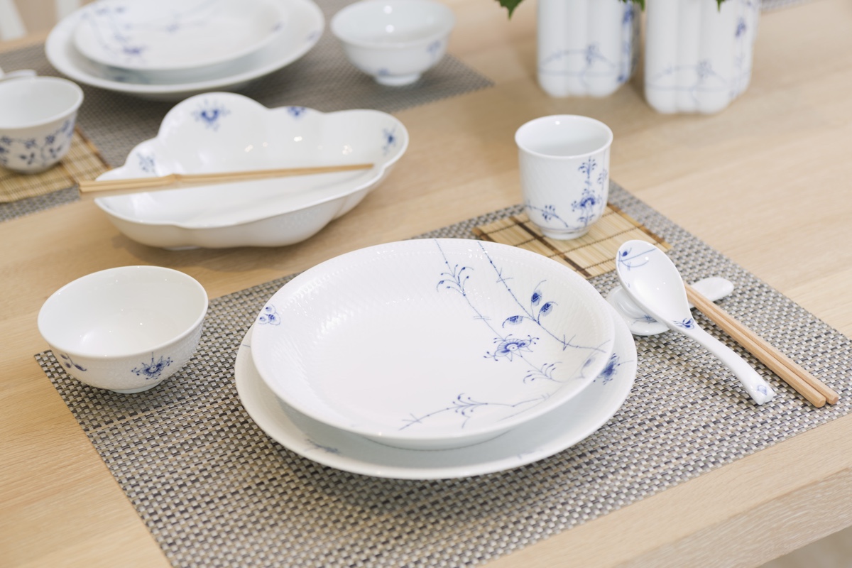 The ‘Blue Palmette’ collection from Royal Copenhagen makes reference to the company’s 240 year old ‘Blue Fluted’ pattern, where ‘palmette’ refers to the stylised palm leaf hand-painted on all of the items.