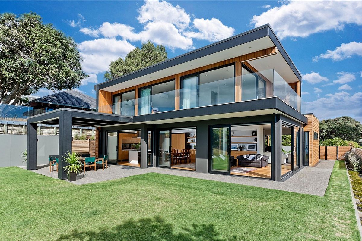 Smart New Zealand home opens up towards the amazing sea views