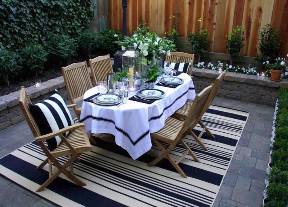 Tablecloth customized with a grosgrain ribbon