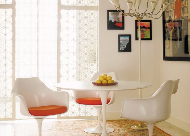 12 Iconic Chair Designs From The 1950s Decoist   Tulip Arm Chair 650x467 