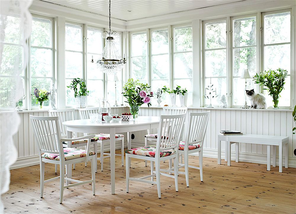 White is the color of choice inside the breezy sunroom [Design: HH Inredning Finsnickeri]