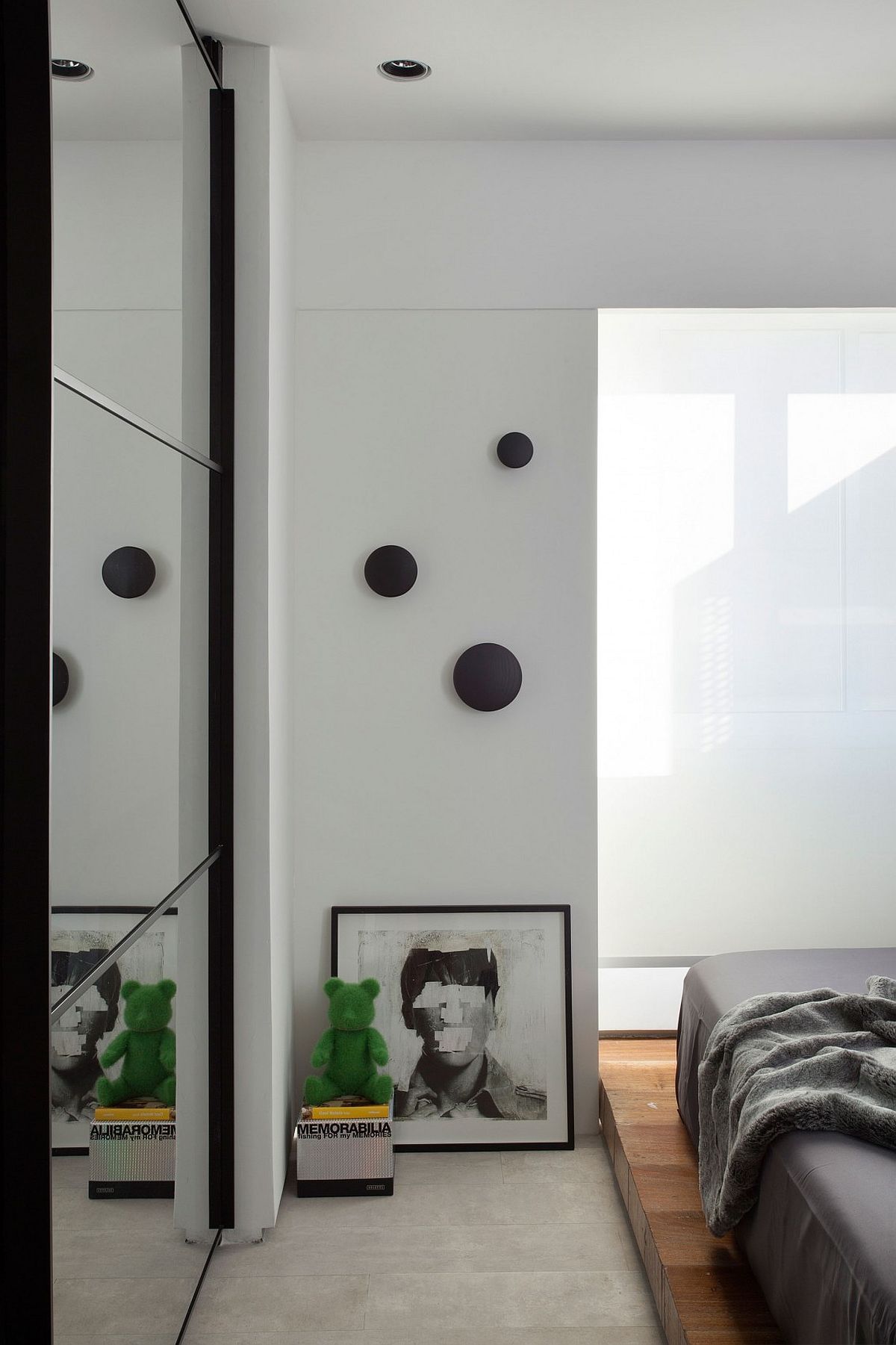 Black, white and gray form the basic color scheme of the minimal bedroom