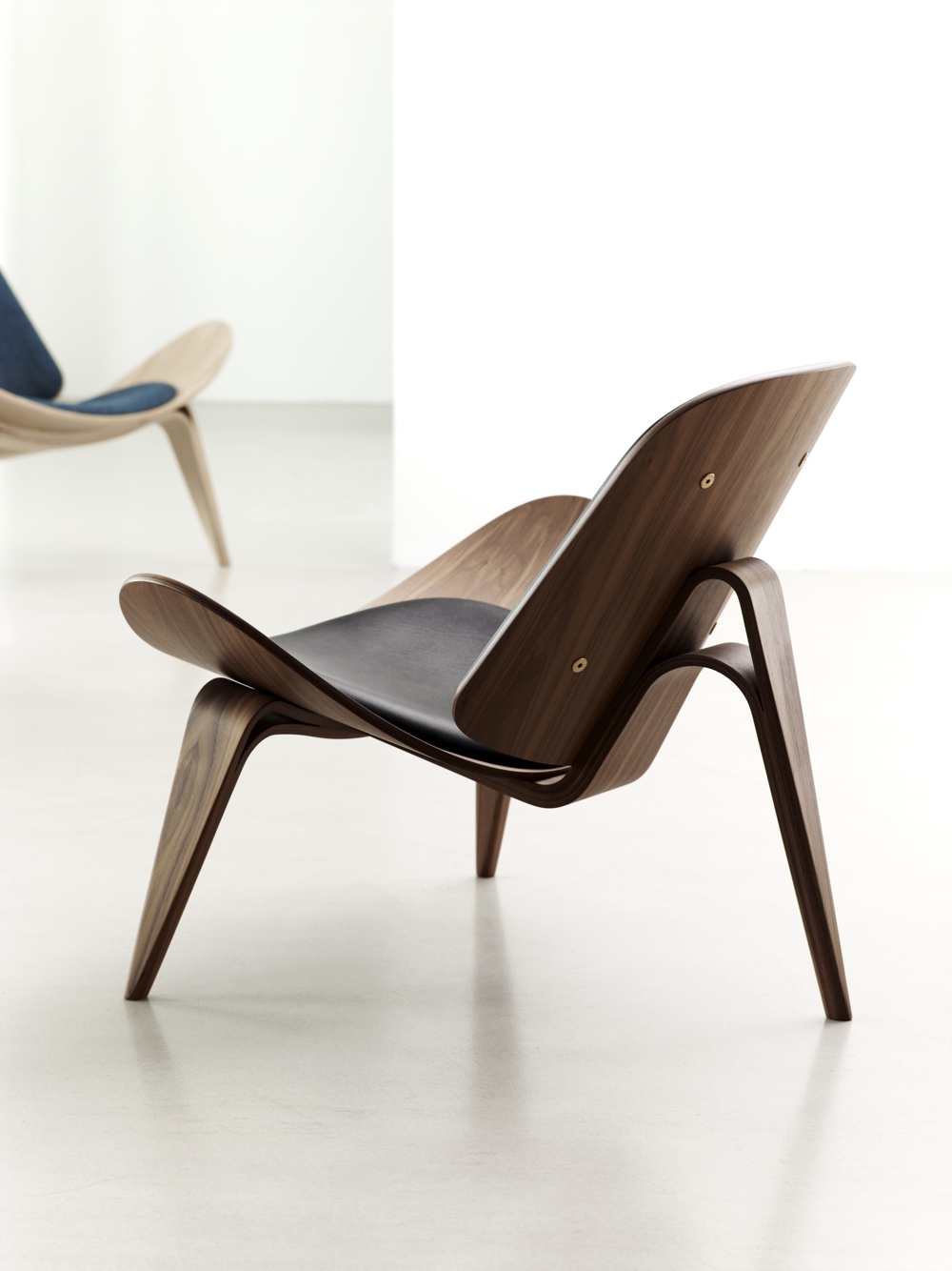 CH07 Shell Chair. Image courtesy of Carl Hansen & Søn.