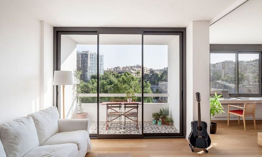 Sliding Doors Alter the Dynamics of Light-Filled Barcelona Apartment