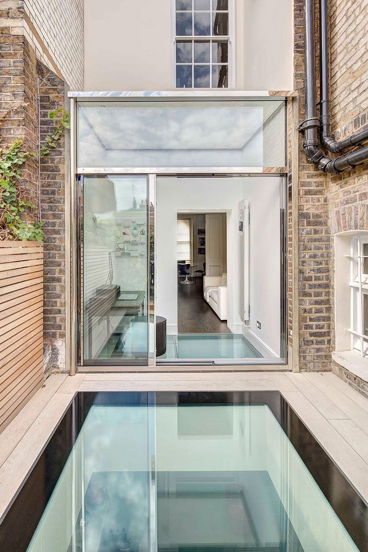 Contemporary glazed extension revamps classic London home