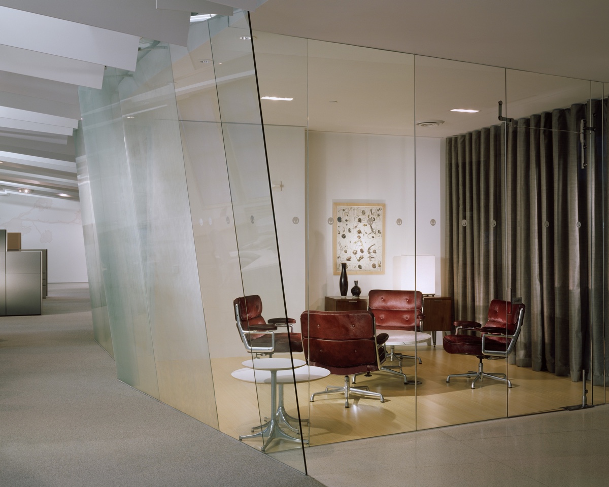 Eames Executive Chairs in a meeting area. Image © 2016 Herman Miller, Inc.