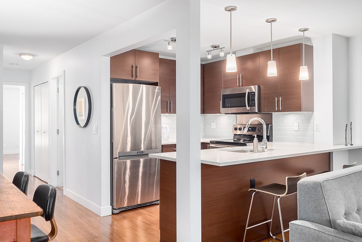 Fabulous kitchen with spart pendant lighting and modern appliances