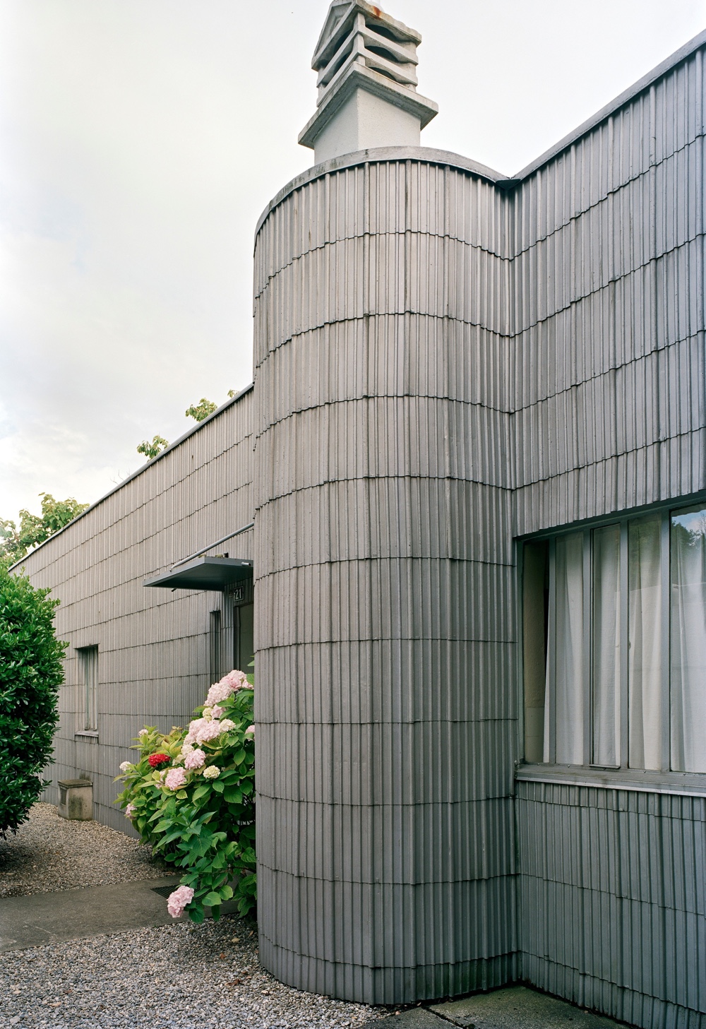 Detail facade on road, Petite villa