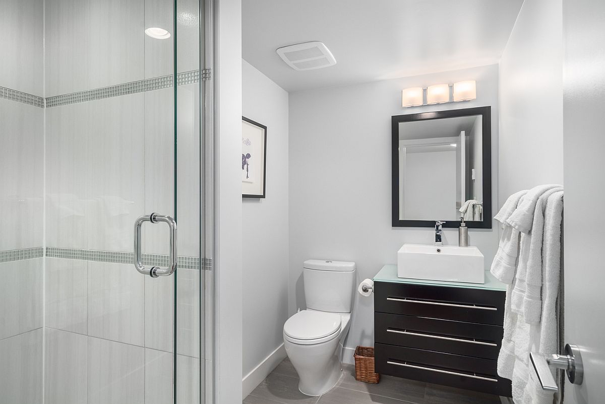 Floating abthroom vanity in black for an all-white bathroom