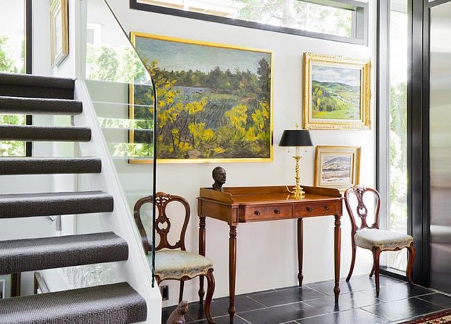25 Captivating Entryways That Embrace the Beauty of the Gallery Wall