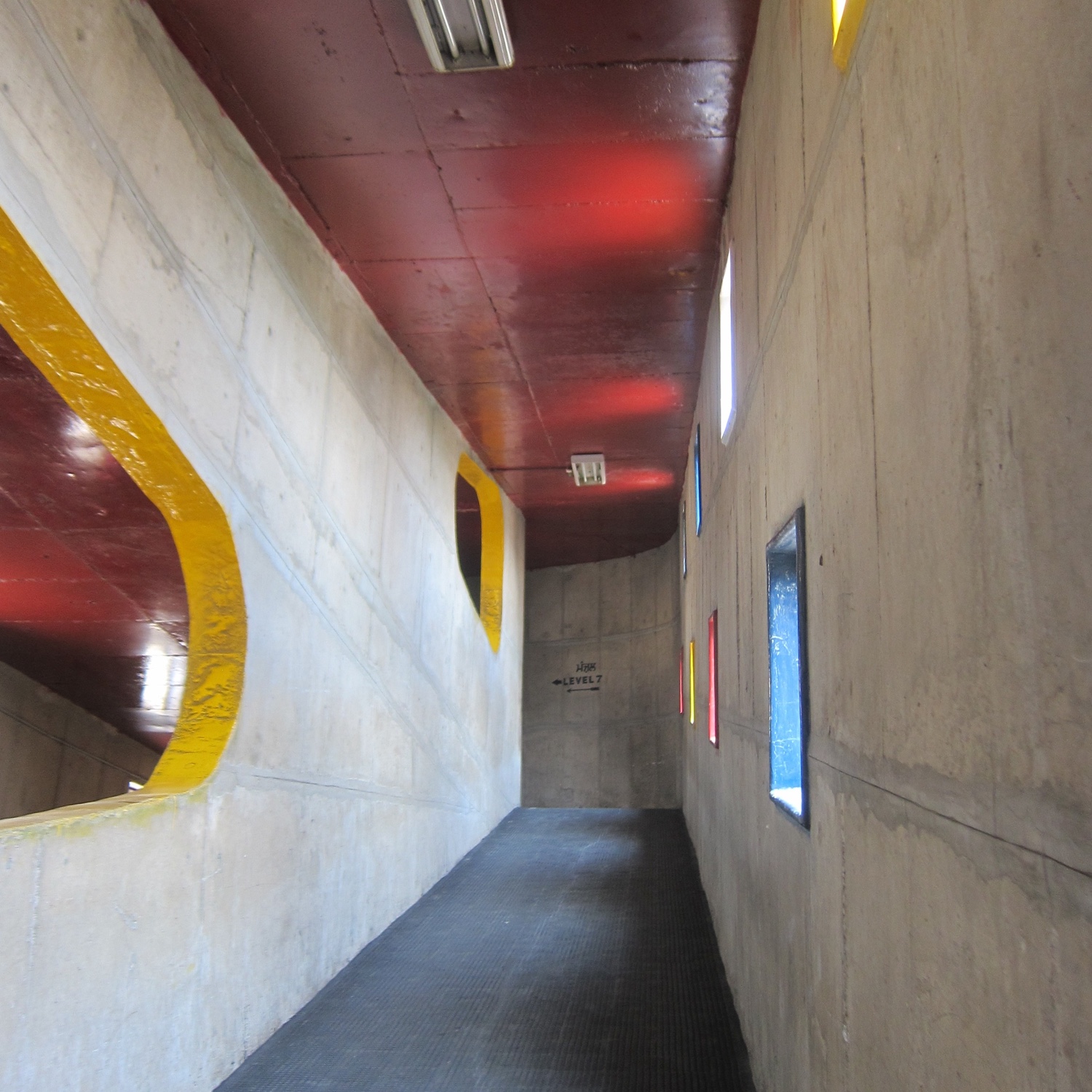 Ramp in the high courtyard, Complexe du Capitole, Chandigarh. Photo by Bénédicte Gandini © FLC/ADAGP.