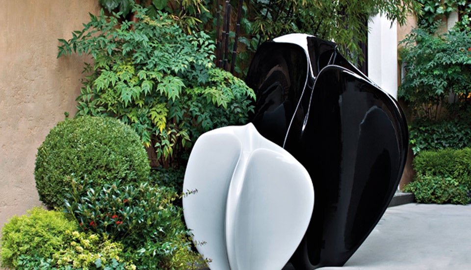 Serralunga Flow by Zaha Hadid in white and black. Image © Serralunga s.r.l.