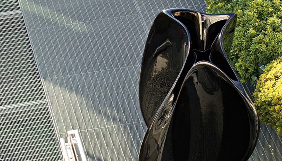 SerraSerralunga Flow by Zaha Hadid in black. Image © Serralunga s.r.l.lunga Flow