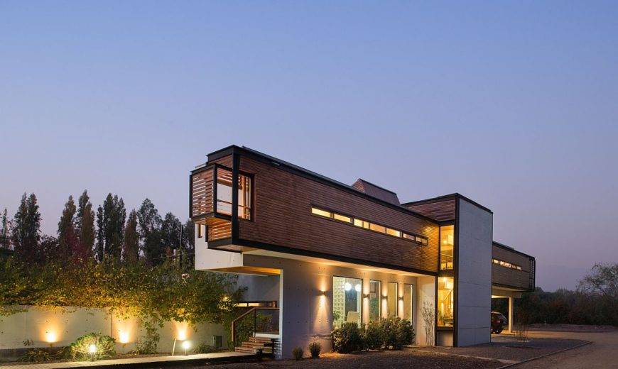 Rosales Quijada House: Striking Exterior and a Cantilevered Top Level