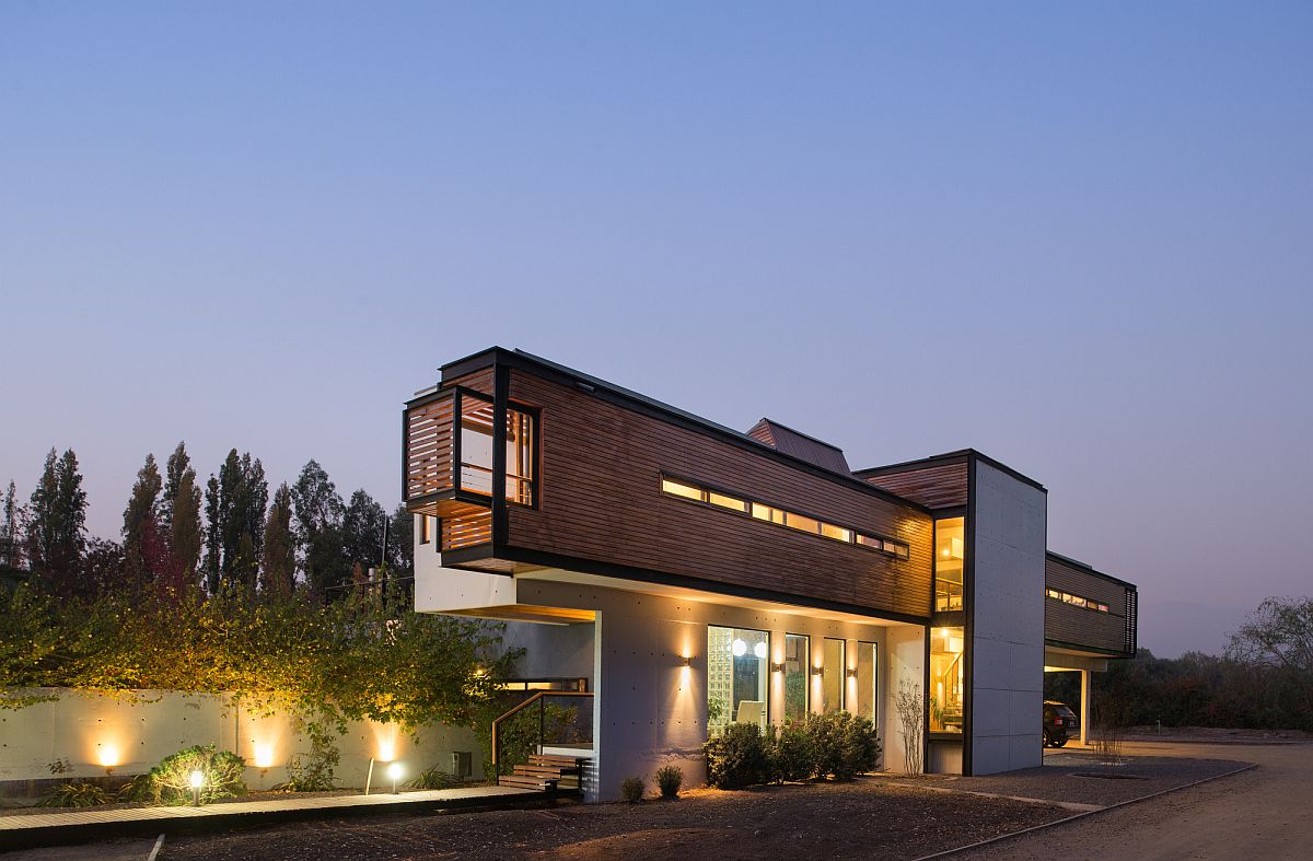 Sleek and contemporary structure of smart home in Chile