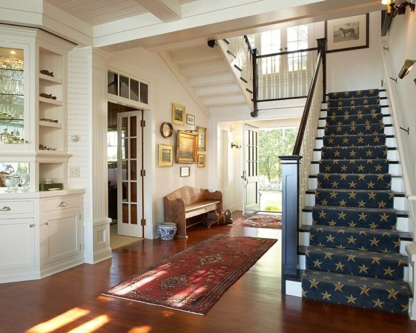25 Captivating Entryways That Embrace the Beauty of the Gallery Wall ...