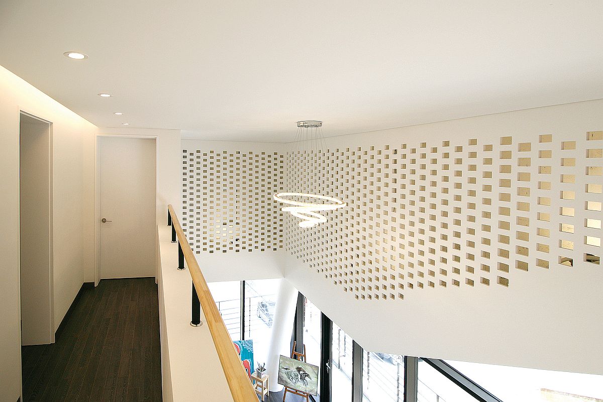 Smart use of mesh style wall to create a flow of natural light