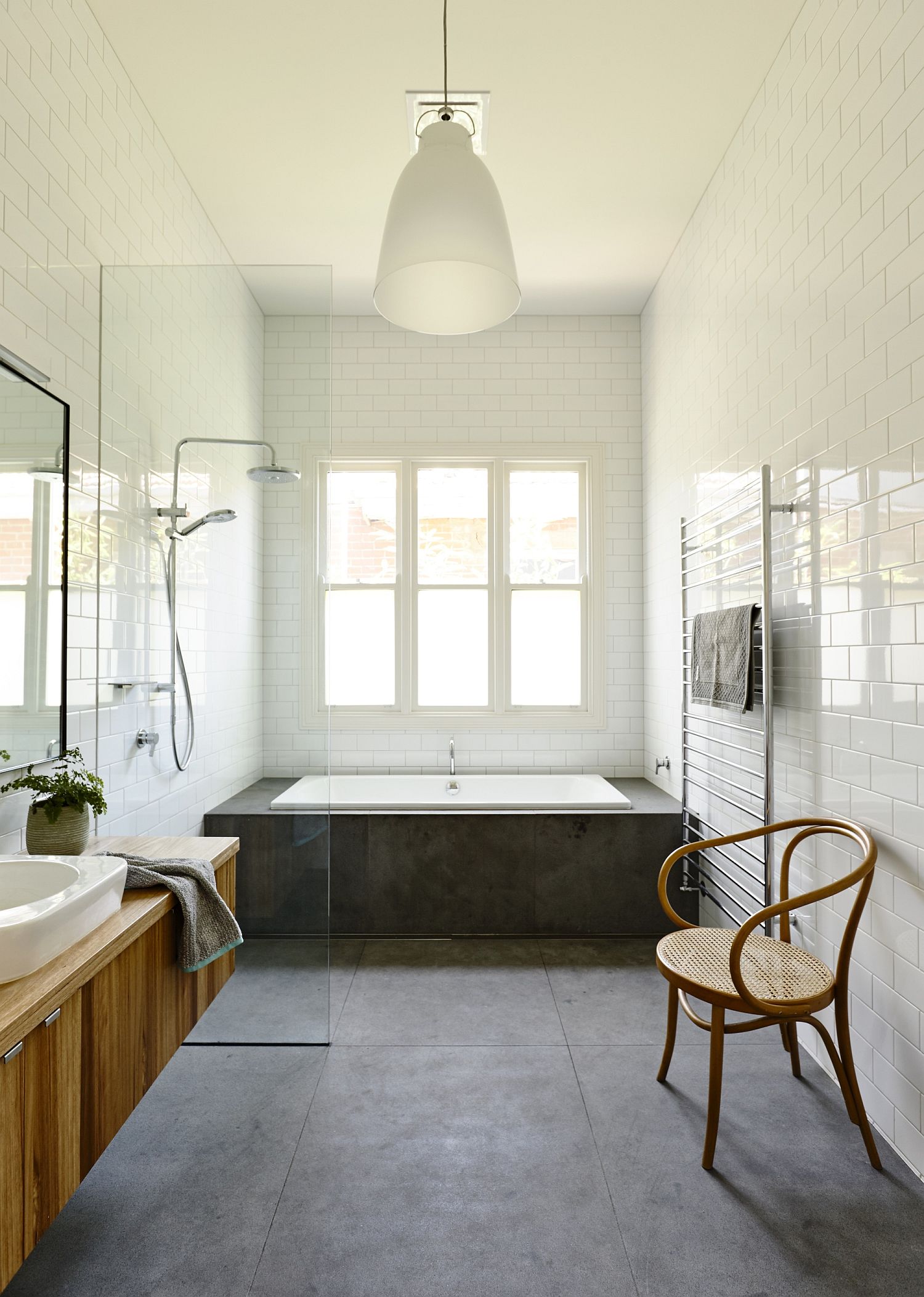 Spaciou and light-filled bathroom in white