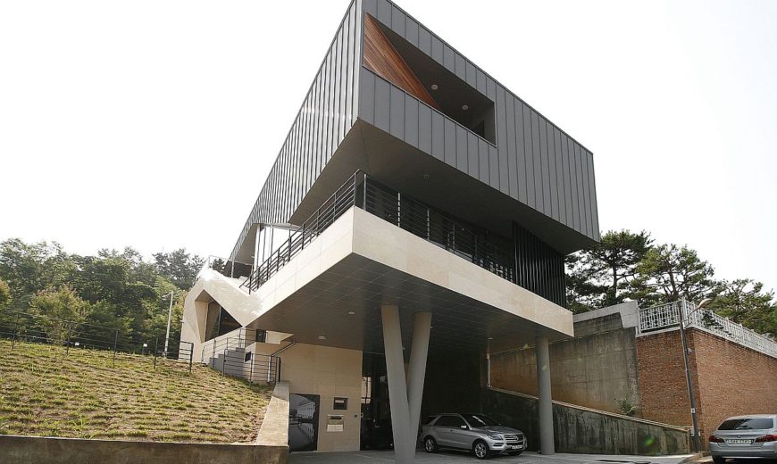 Dramatic Cantilevered Home in South Korea with a Gravity-Defying Façade!