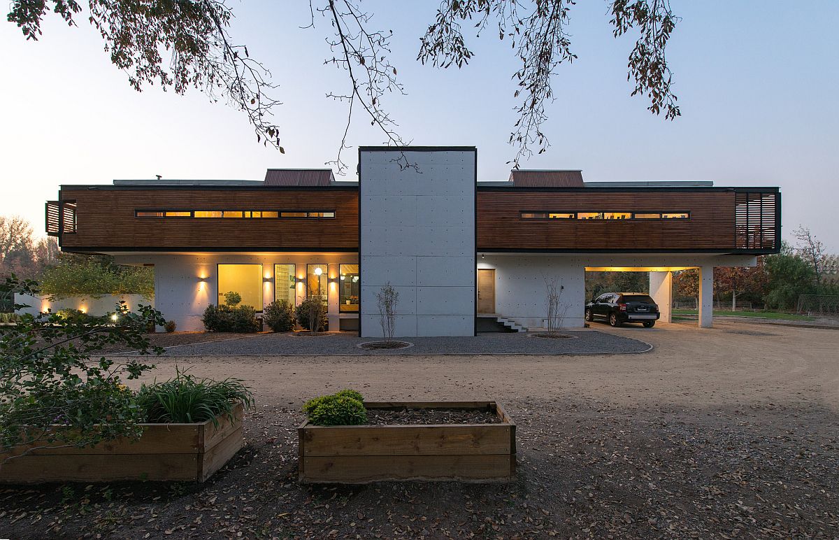 Stunning contemporary home with cantilevered second level in the Chilean town of Chicureo