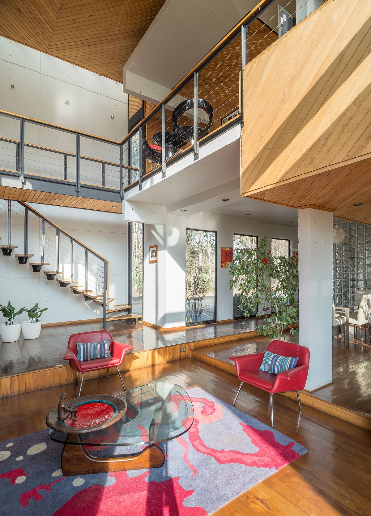 Sunken living room enlivened by a dash of fuchsia