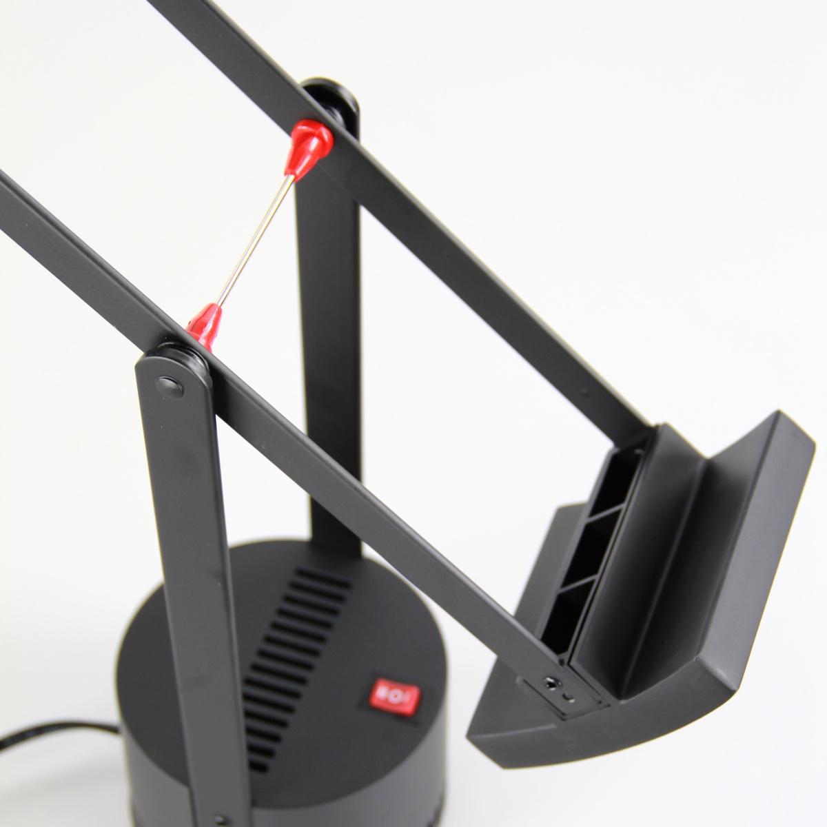 Tizio desk lamp (1972) with red accents. Image via dmlights.