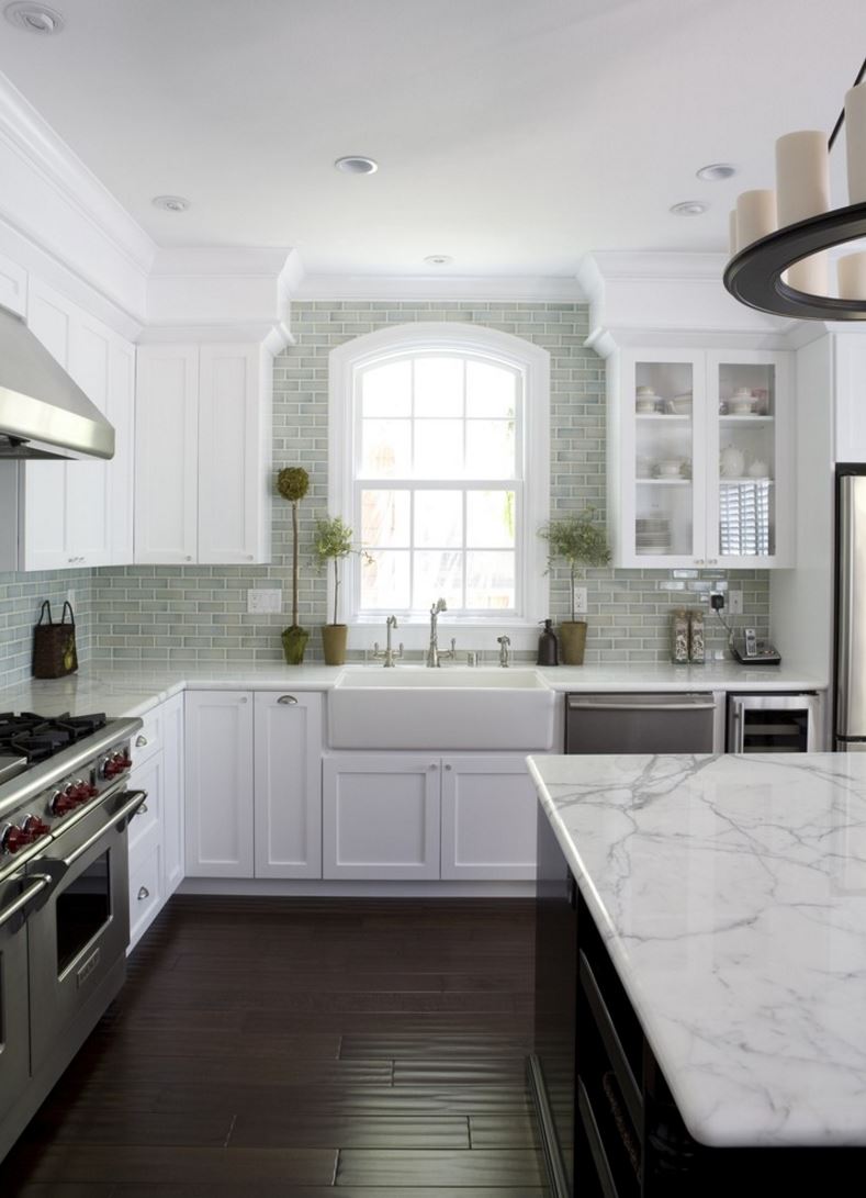 Topiaries enhance an airy kitchen