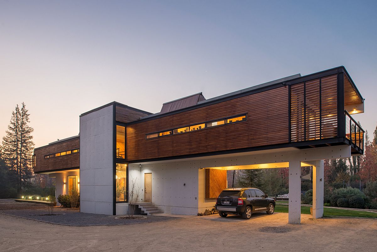 Wooden and concrete exterior of the exquisite home in Chicureo