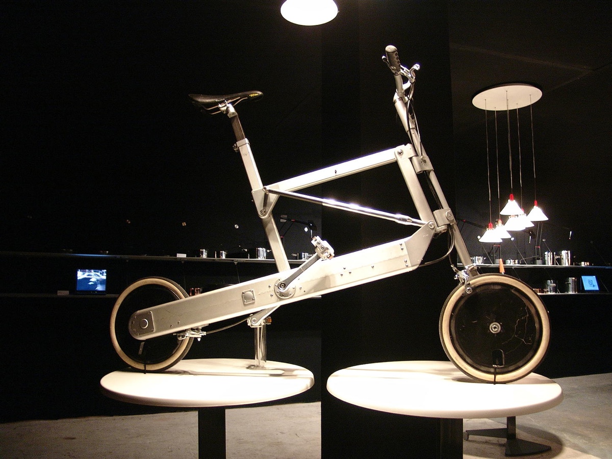 Zoombike folding bike (2000). Winner of the Prize Compass d'Oro in 1998. Image courtesy of Transform magazine.