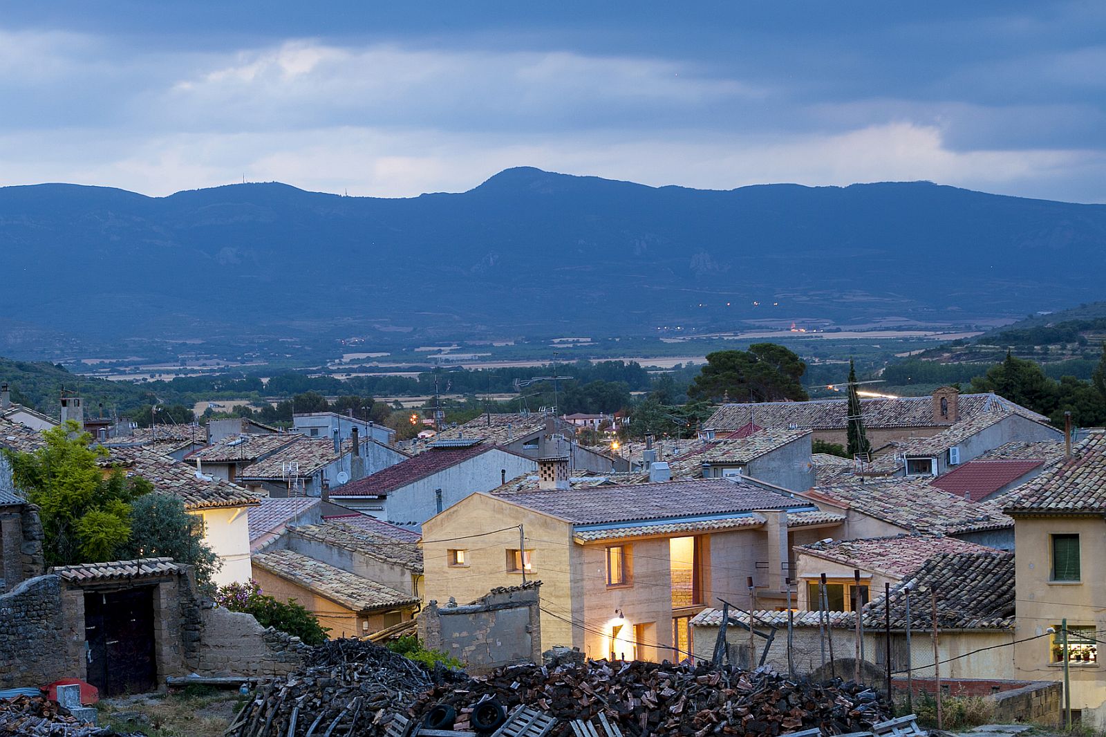 Award-winning rammed earth house in Spain