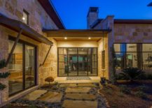 Design-of-the-Texas-residence-allows-you-to-look-into-the-rear-yard-directly-217x155
