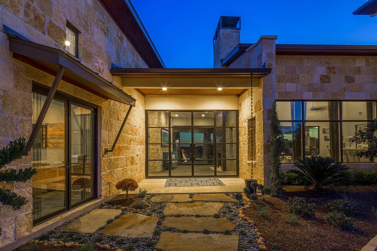 Design of the Texas residence allows you to look into the rear yard directly