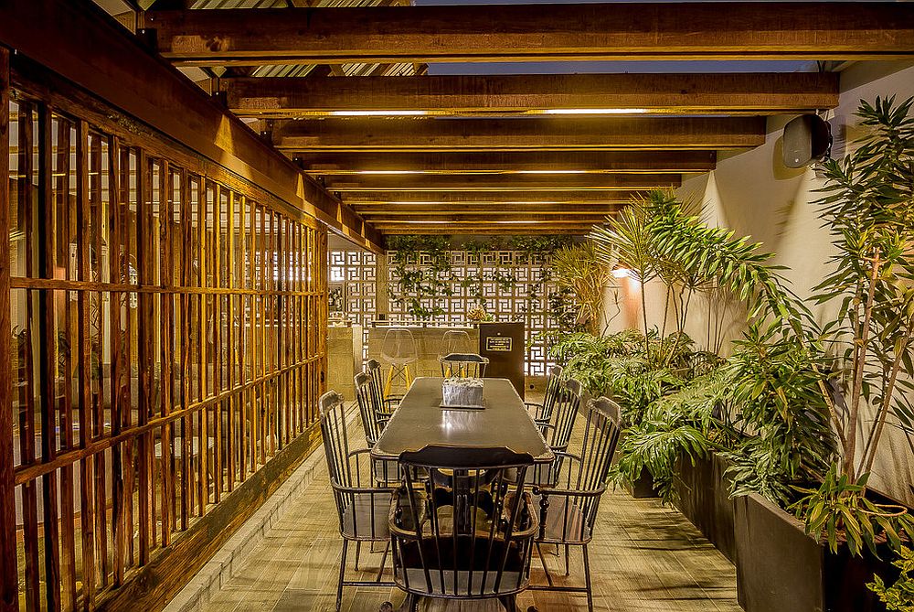 Exquisite tropical dining room brings outdoors inside