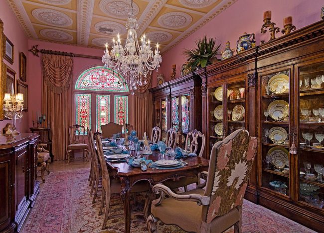 15 Majestic Victorian Dining Rooms That Radiate Color and Opulence
