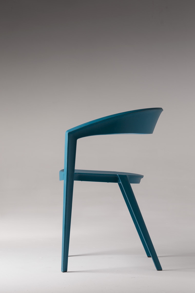 The ICZERO1 chair by Indio da Costa is made from a single piece of highly resistant polypropylene and reinforced with fibreglass. Cool and contemporary, the chair is available in a range of colours.