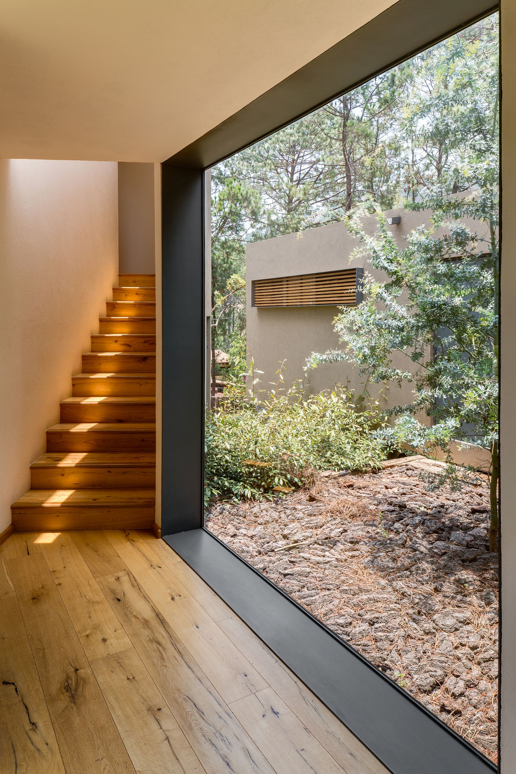 Large glass window brings in ample natural ventilation