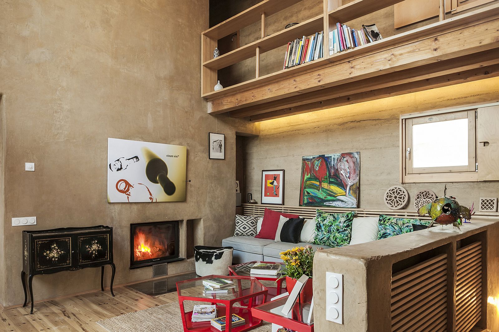 Living room with textured, plastered walls and wooden shelving