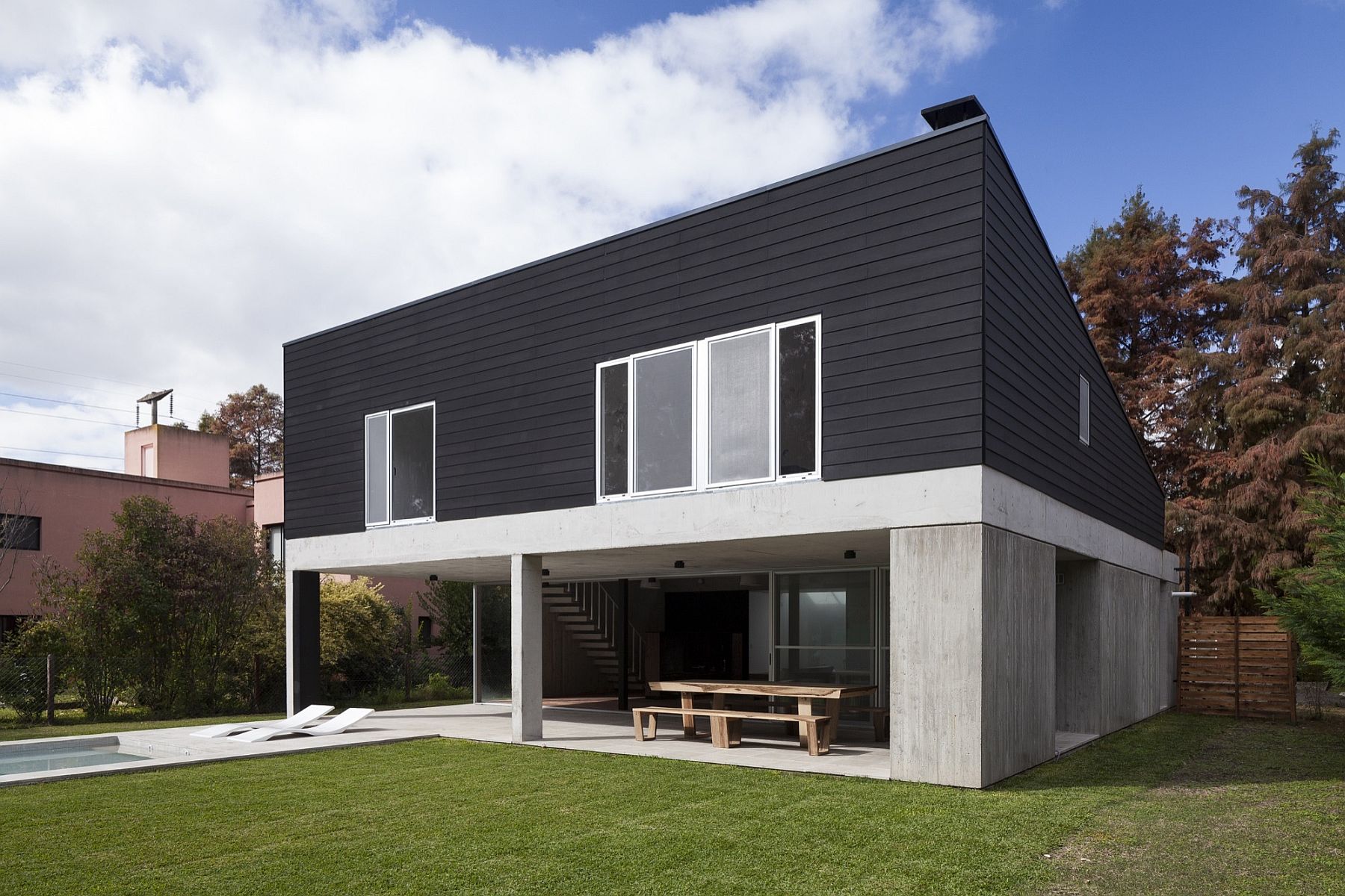 Modern and minimal house in Argentina in stelel and concrete