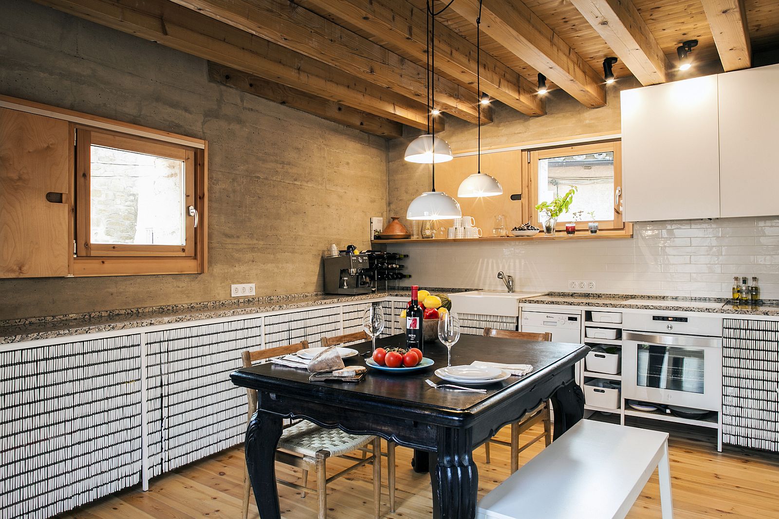 Modern rustic kitchen design with a beuatiful central table