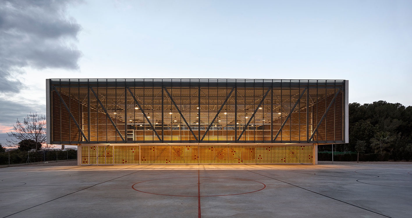 Multipurpose sports hall for Escola Gavina school, was designed by Gradolí & Sanz Arquitectos.