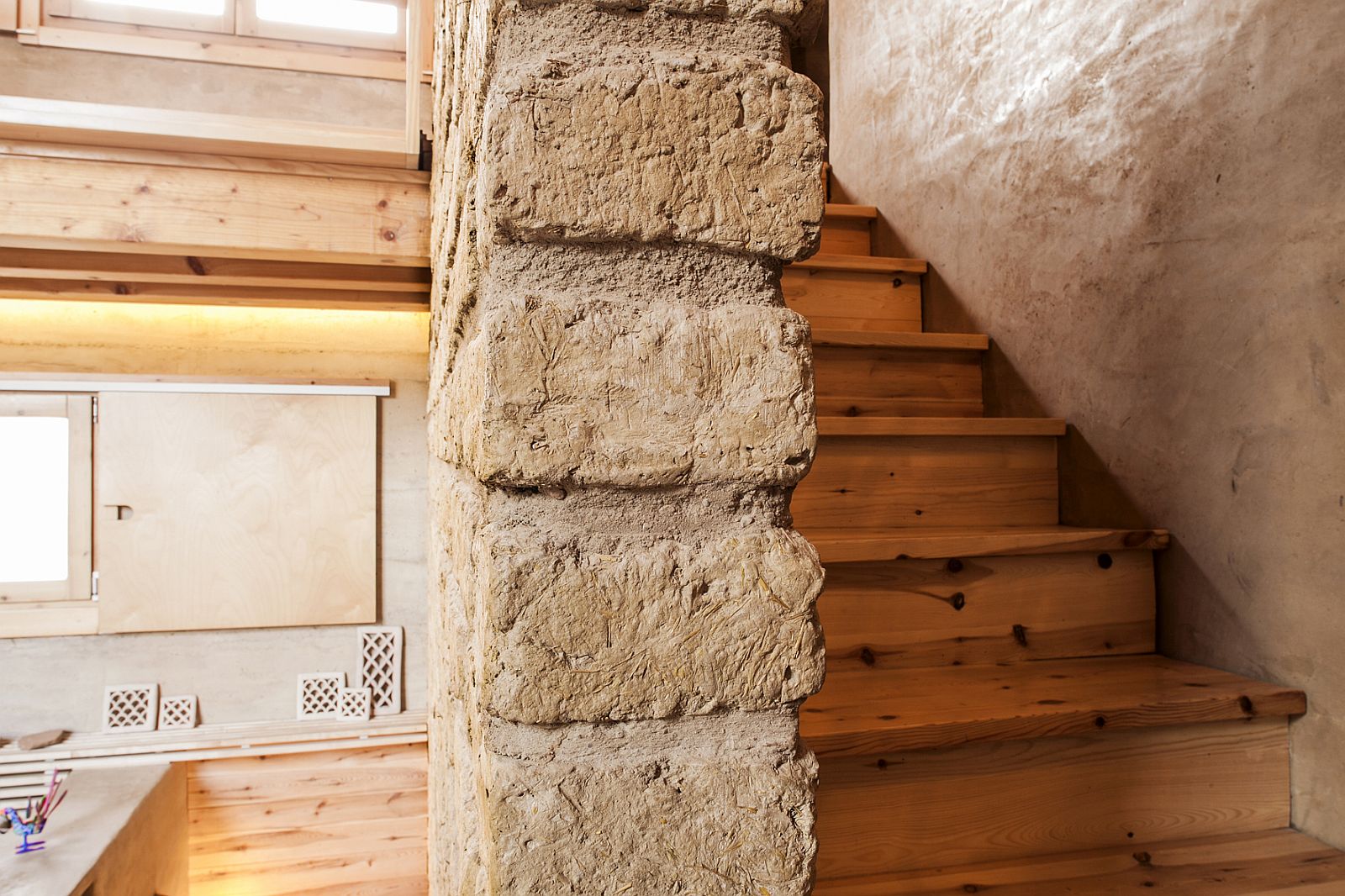 Natural cork boards add to the thermo-isnulation of the fabulous home