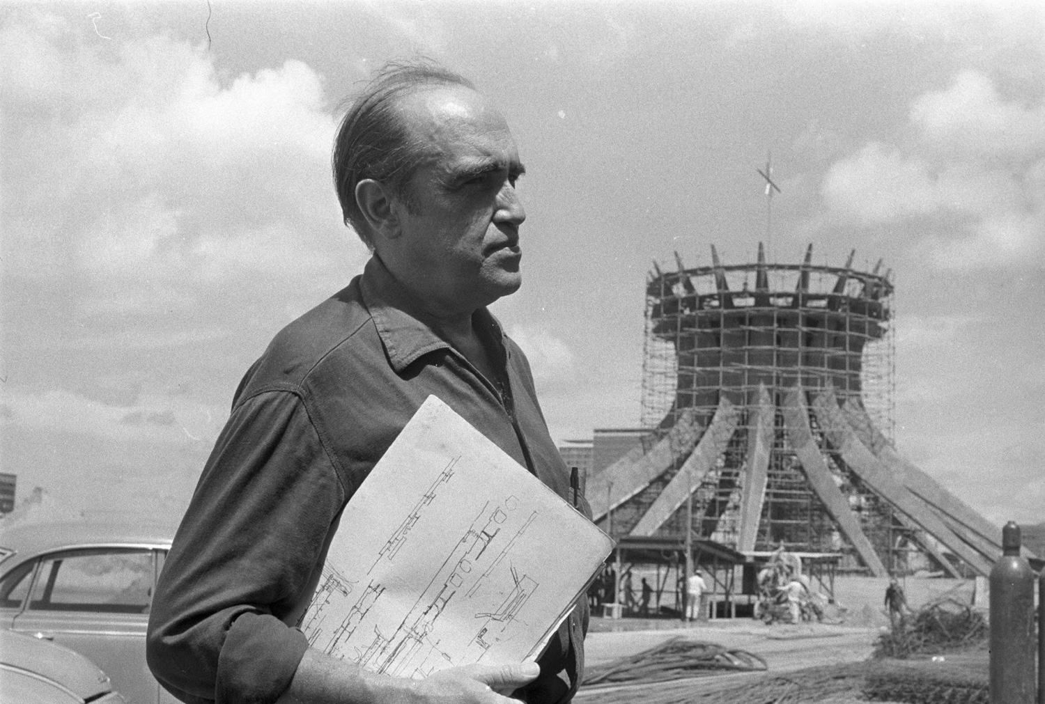 Oscar Niemeyer at the Catedral de Brasília. Photo via CAU/BR.