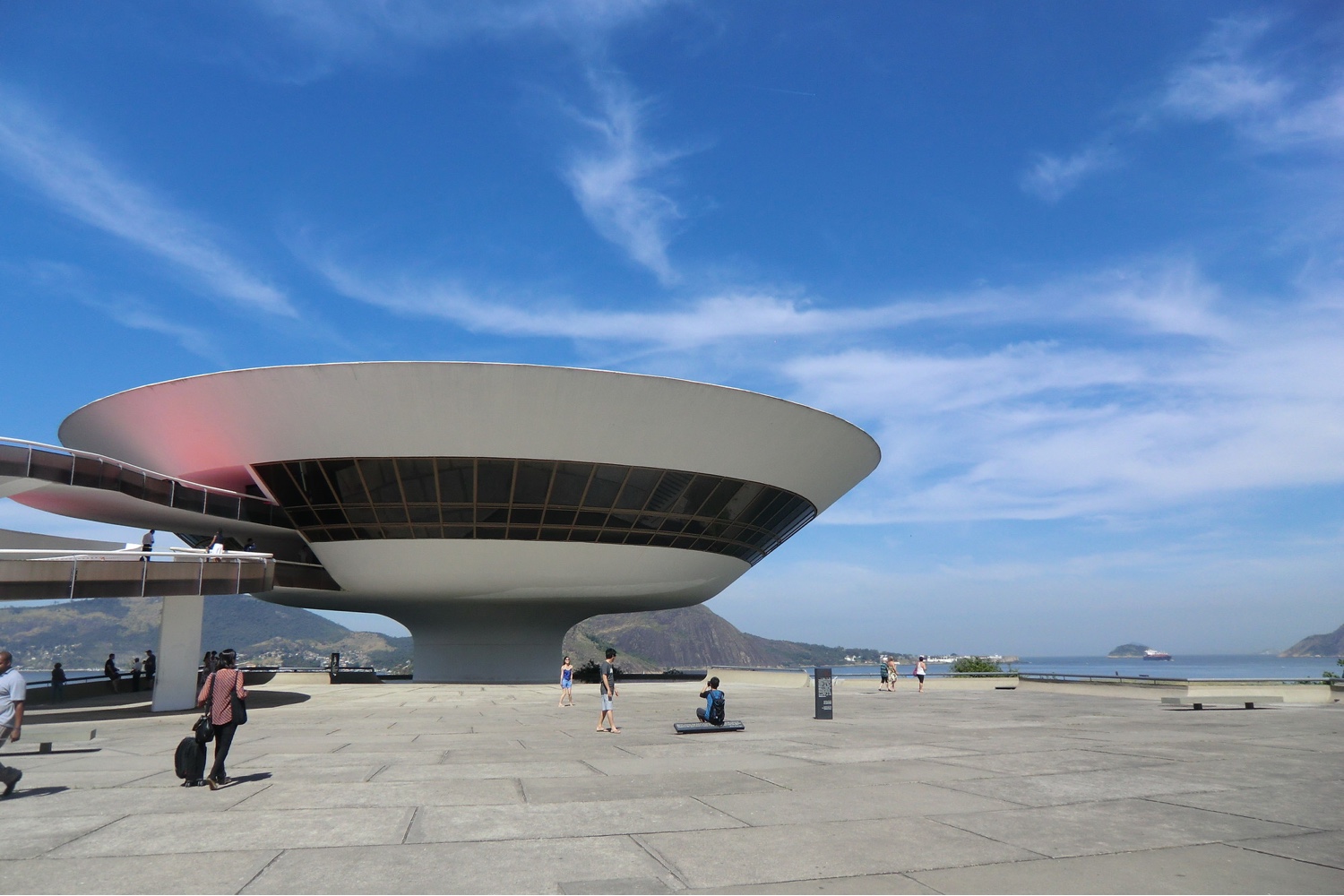 Niterói Contemporary Art Museum panorama. Photo © Gili Merin via ArchDaily.