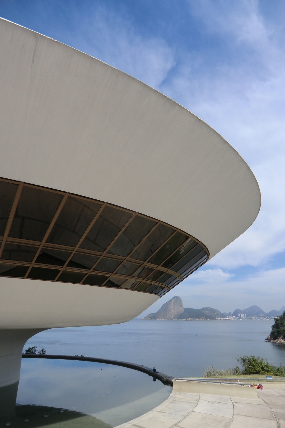 Niterói Contemporary Art Museum view. Photo © Gili Merin via ArchDaily.